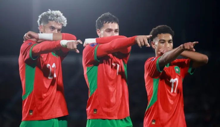 alt= les lionceaux expriment leur gratitude à SM le Roi