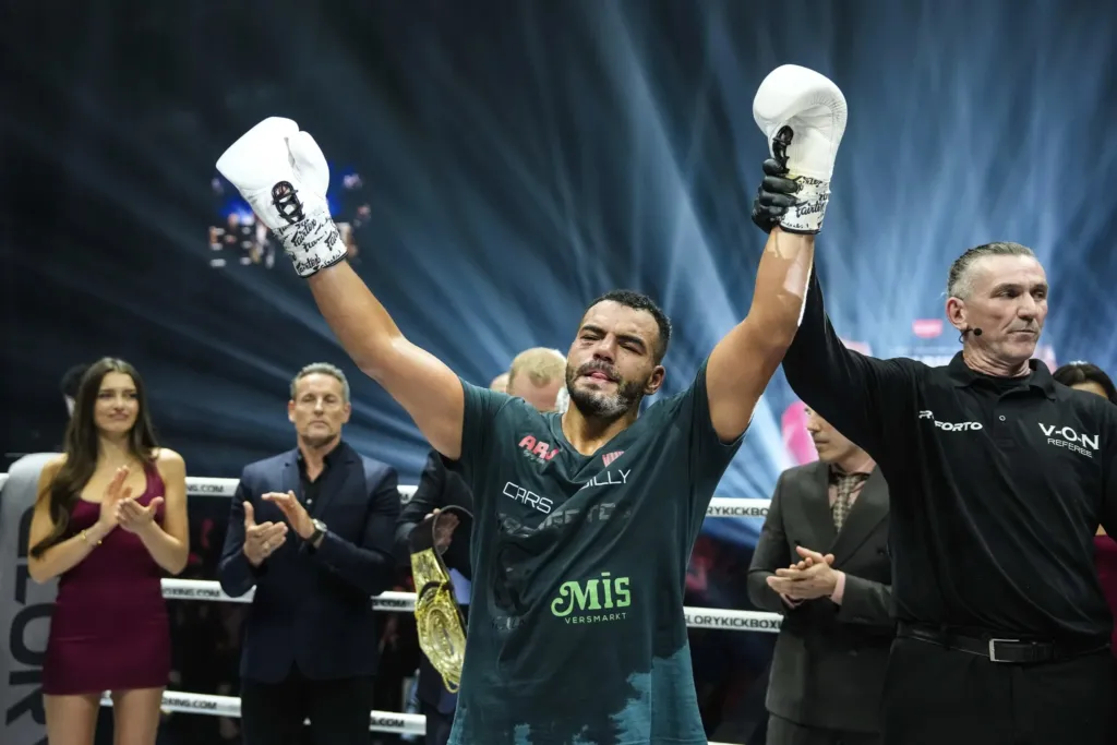 alt= Tarik Khbabez s'illustre à GLORY 104. Le Marocain a signé un retour triomphal en récupérant le titre mondial GLORY des poids mi-lourds en battant Bahram Rajabzadeh.