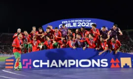 alt=Hakimi félicite les champions du monde