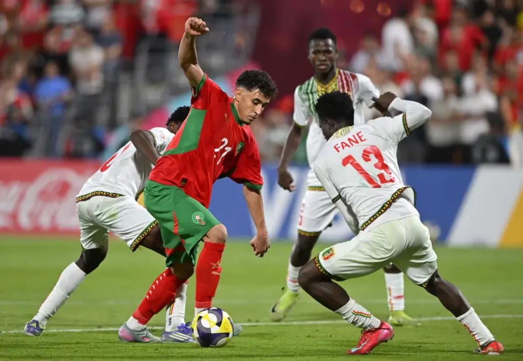 alt= Maroc vs Brésil
Phase de jeu de la rencontre Maroc-Mali U17 en huitième de finale du Mondial U17 de la FIFA, Qatar 2025.