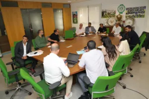 alt= adhérents du Raja protestent contre le WAC