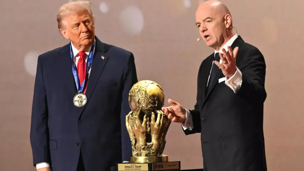 alt= Trump reçoit le Prix de la Paix de la FIFA