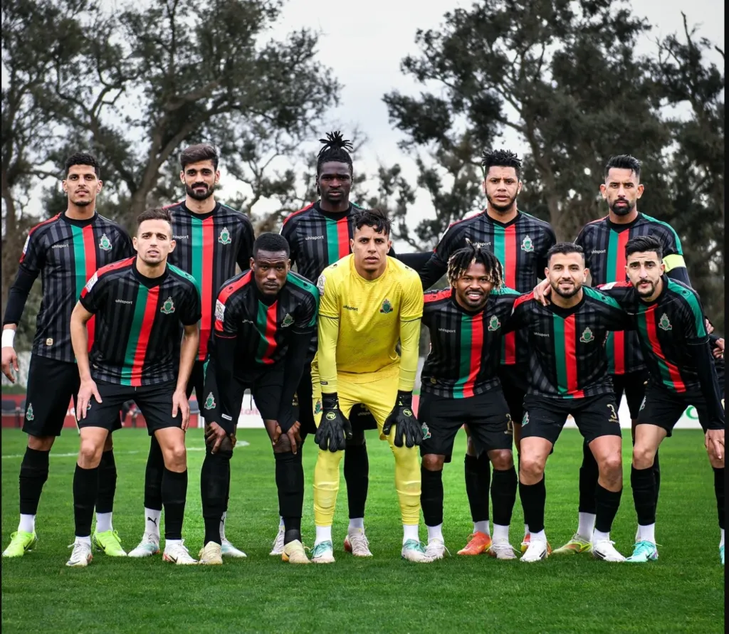 alt= Onze officiel de l’AS FAR face à la JSK