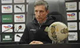 alt= Alexandre Santos en conférence de presse avant le match contre Pyramids FC en Ligue des champions.