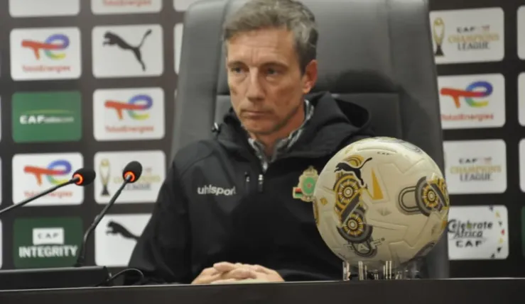 alt= Alexandre Santos en conférence de presse avant le match contre Pyramids FC en Ligue des champions.