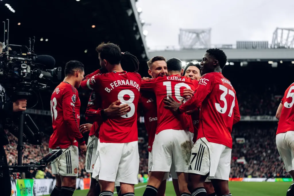 alt= les joueurs de Manchester United célébrant leur victoire contre Arsenal.