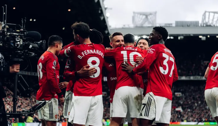 alt= les joueurs de Manchester United célébrant leur victoire contre Arsenal.