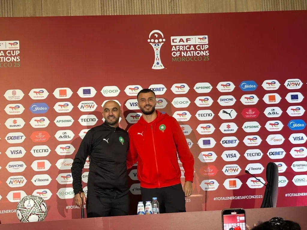 alt= Regragui met en garde ses joueurs avant la Tanzanie