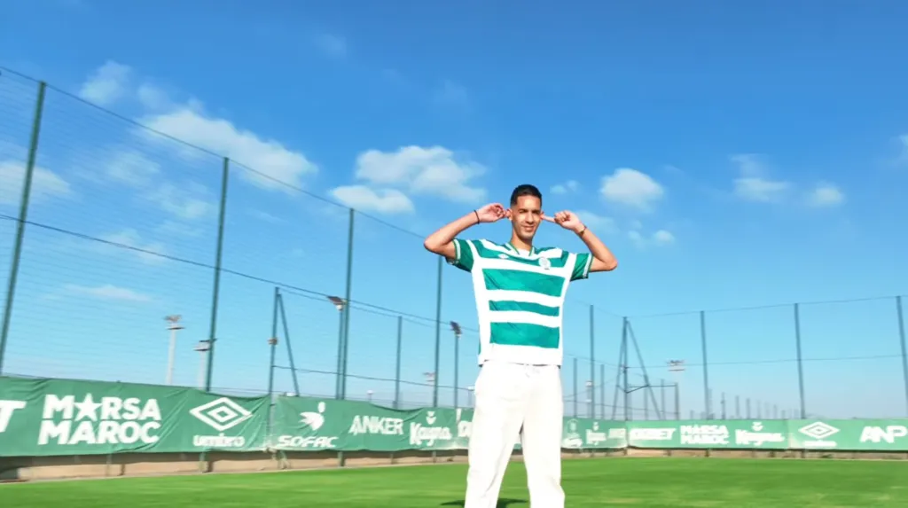 alt= Badr Benoun, l'enfant du Raja, a écrit l'une des plus belles page récente du Raja Casablanca. Le joueur évolue toujours au club après une expérience à l'étranger. Raja de Casablanca histoire palmarès