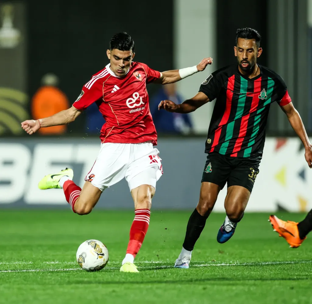 alt= duel 100% marocain entre Achraf Becharki d'Al Ahly et Mohamed Rabii Hrimat de l'AS FAR.