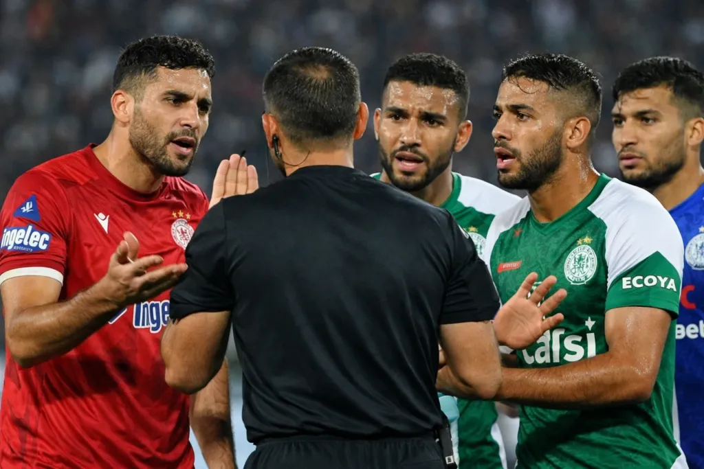 alt= Illustration d’un échange entre joueurs et arbitre pendant une rencontre de championnat.