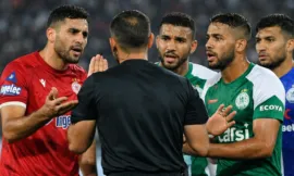 alt= Illustration d’un échange entre joueurs et arbitre pendant une rencontre de championnat.