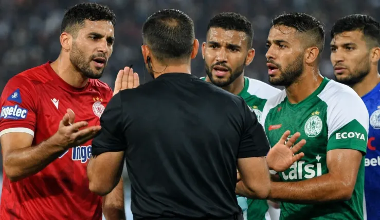 alt= Illustration d’un échange entre joueurs et arbitre pendant une rencontre de championnat.