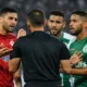 alt= Illustration d’un échange entre joueurs et arbitre pendant une rencontre de championnat.