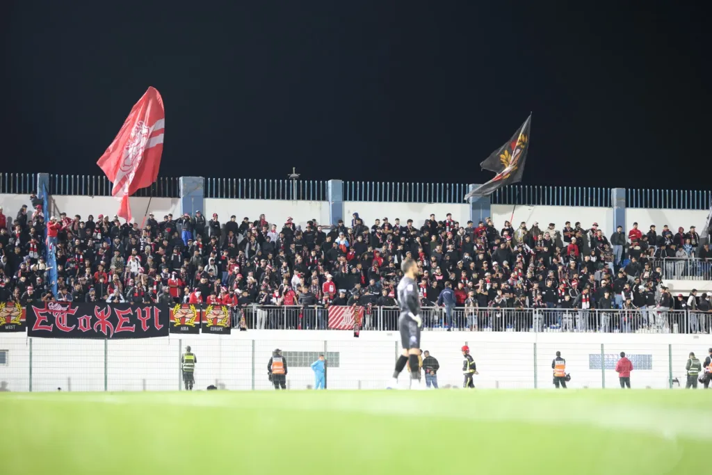 ALT= Les supporters du Hassania d'Agadir sont derrière leur équipe. Un véritable 12e homme.
