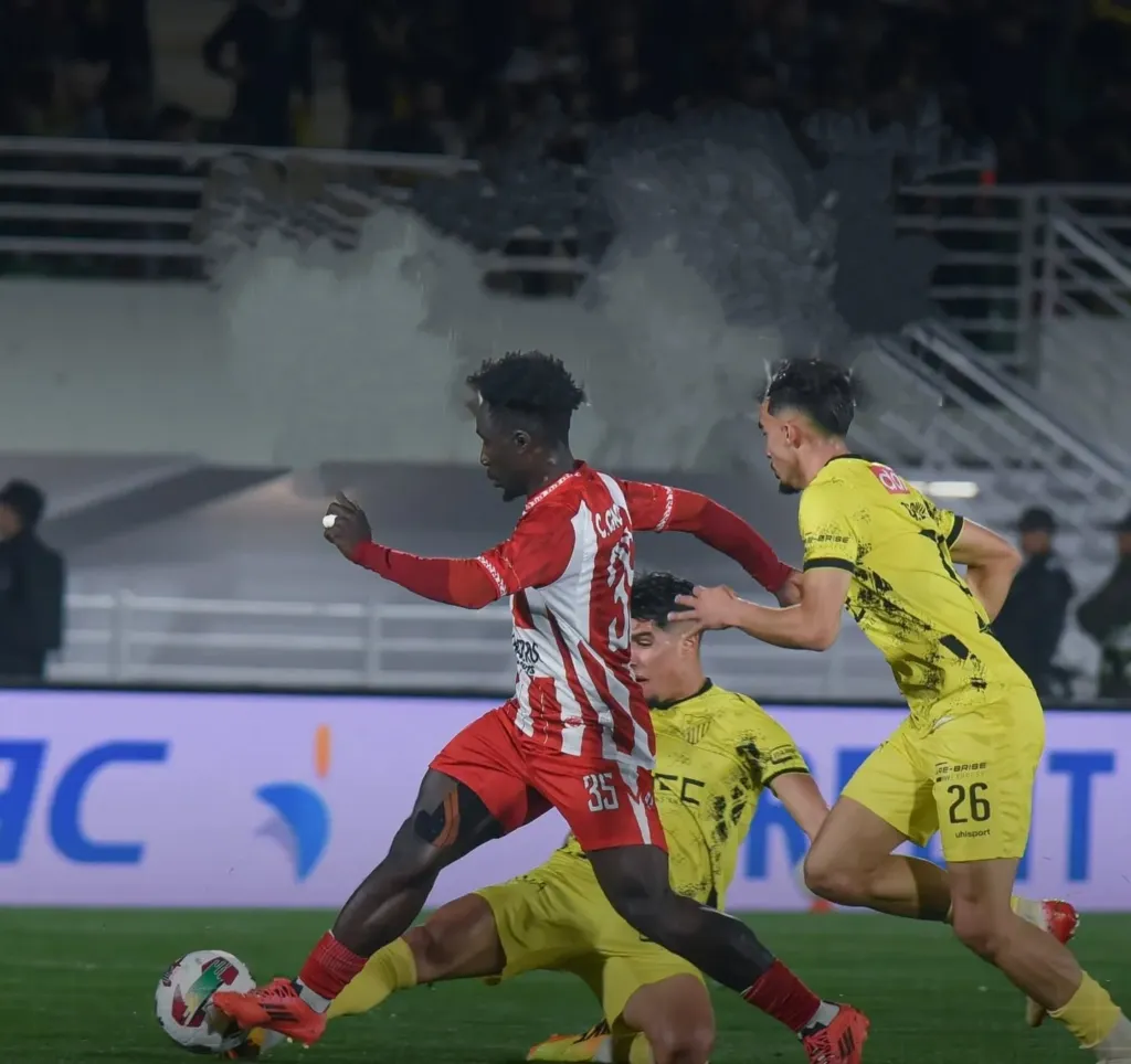 alt= Phase de jeu de la rencontre MAS - KACM lors de la 14e journée de la Botola D1.