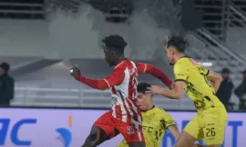 alt= Phase de jeu de la rencontre MAS - KACM lors de la 14e journée de la Botola D1.