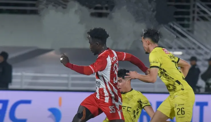 alt= Phase de jeu de la rencontre MAS - KACM lors de la 14e journée de la Botola D1.