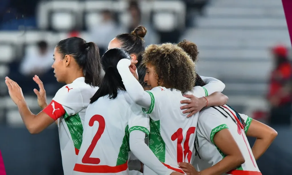 ALT= Les Lionnes de l'Atlas célébrant le but de Sanaa Mssoudy face au Burkina Faso
