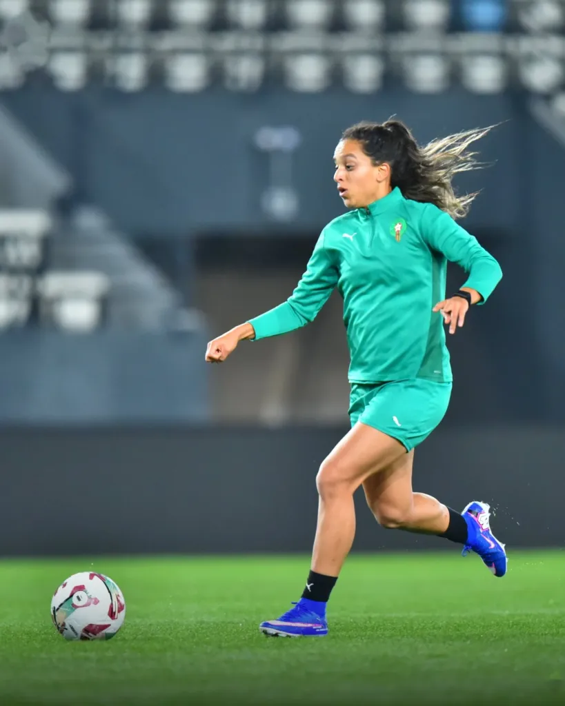 Alt= Sakina Ouazraoui très appliquée lors d'une séance d'entraînement des Lionnes de l'Atlas.