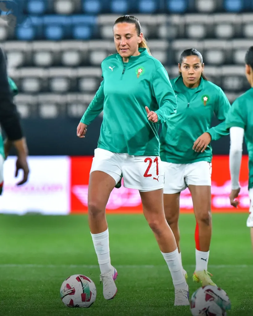 ALT= Yasmine Mrabet concentrée lors d'une séance d'entrainement avec les Lionnes de l'Atlas.