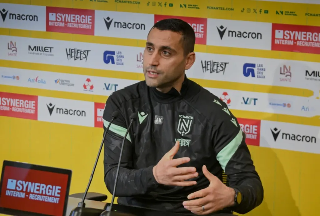 ALT= Ahmed Kantari en conférence de presse.