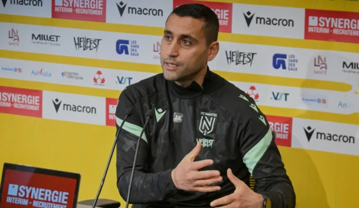 ALT= Ahmed Kantari en conférence de presse.