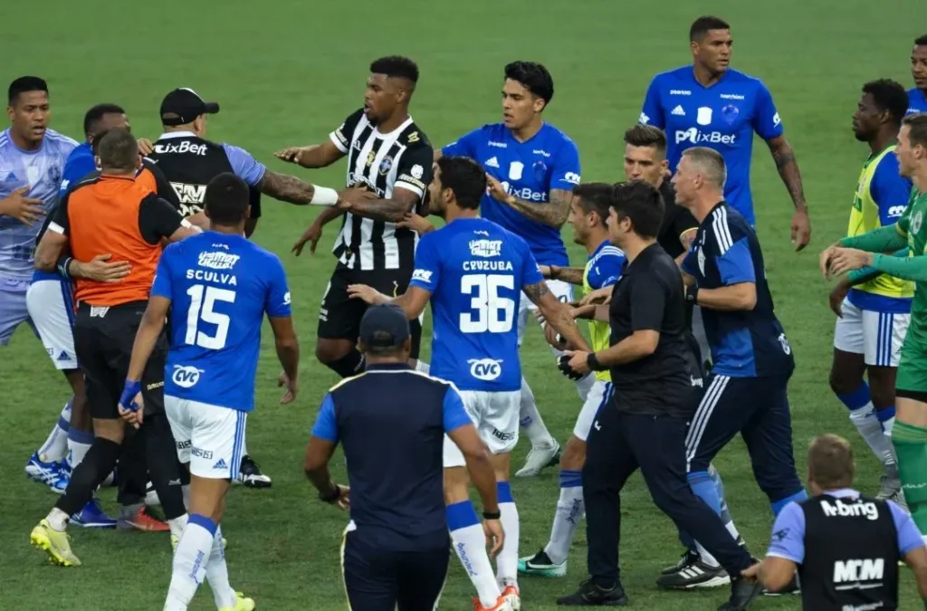 alt= Bagarre Atlético Mineiro - Cruzeiro en finale Minas Gerais