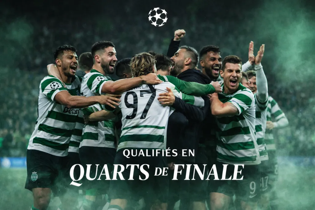 Alt= Joueurs du Sporting CP célébrant leur qualification en quarts de finale de la Ligue des champions après une victoire décisive, réunis en cercle sur la pelouse dans une ambiance de joie intense.