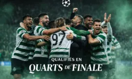 Alt= Joueurs du Sporting CP célébrant leur qualification en quarts de finale de la Ligue des champions après une victoire décisive, réunis en cercle sur la pelouse dans une ambiance de joie intense.