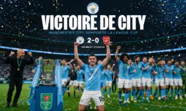 alt= Les joueurs de Manchester City célébrant leur victoire face à Arsenal en League Cup.
