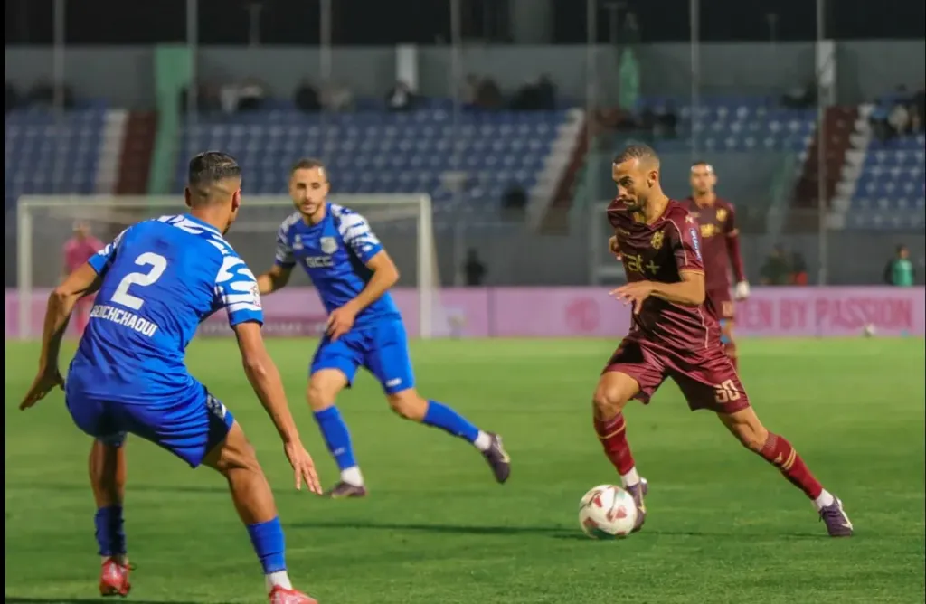 ALT= Action de jeu entre le Difaâ El Jadida et l’Union Yacoub El Mansour lors d’un match de Botola Pro au stade El Abdi.