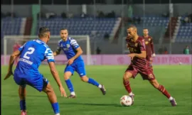 ALT= Action de jeu entre le Difaâ El Jadida et l’Union Yacoub El Mansour lors d’un match de Botola Pro au stade El Abdi.