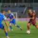 ALT= Action de jeu entre le Difaâ El Jadida et l’Union Yacoub El Mansour lors d’un match de Botola Pro au stade El Abdi.