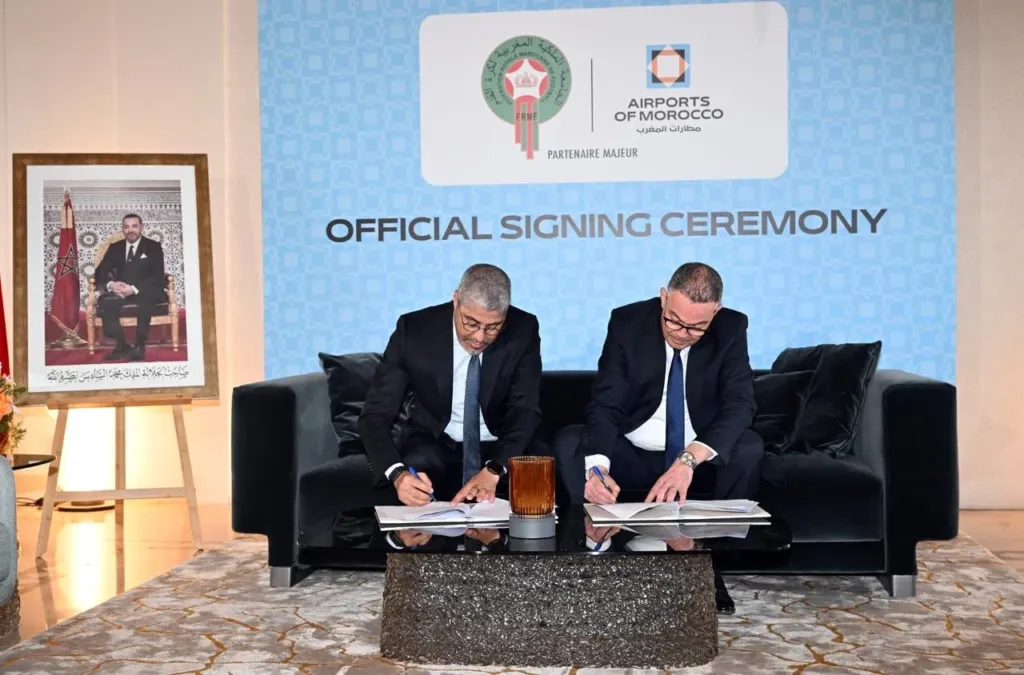 Fouzi Lekjaa, président de la FRMF, et Adel El Fakir, directeur général de l’ONDA, cette convention inscrit l’Office National des Aéroports comme partenaire institutionnel de référence.