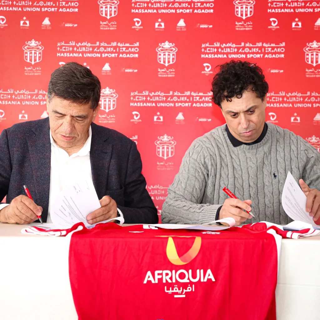 ALT= Hilal Tair paraphant son contrat avec le Hassania d'Agadir.