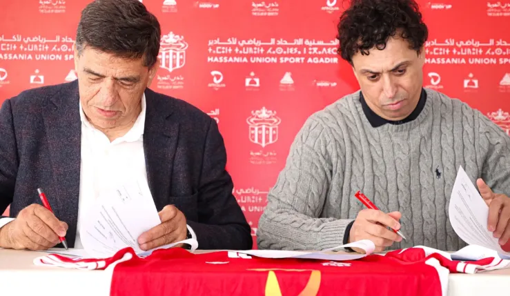 ALT= Hilal Tair paraphant son contrat avec le Hassania d'Agadir.