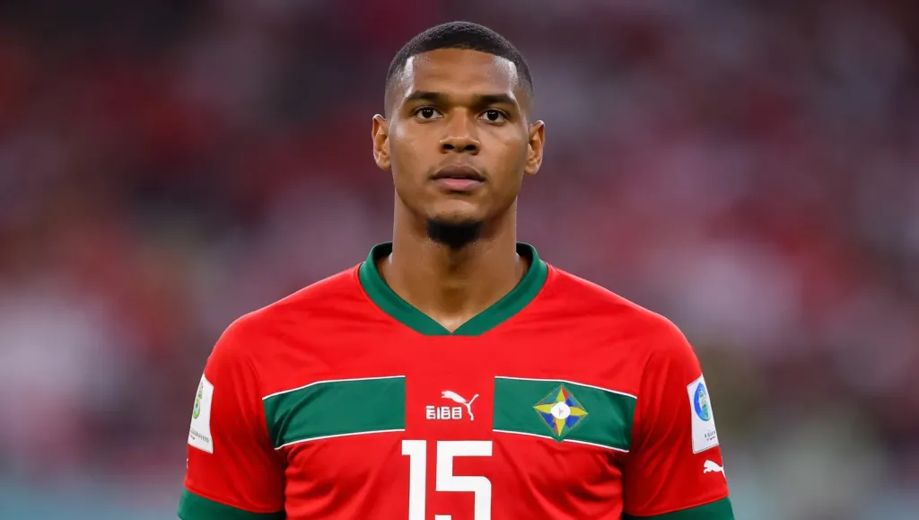 Alt= Issa Diop avec le maillot des Lions de l'Atlas.