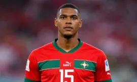 Alt= Issa Diop avec le maillot des Lions de l'Atlas. Photo générée par l'IA.