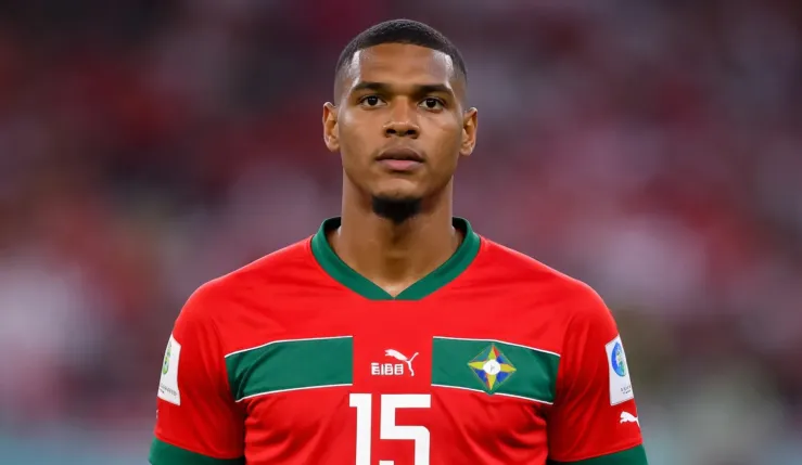 Alt= Issa Diop avec le maillot des Lions de l'Atlas. Photo générée par l'IA.