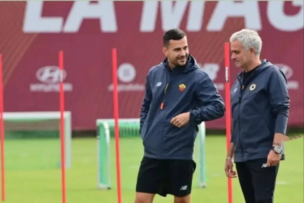Alt= Joao Sacramento en compagnie de Jose Mourinho sous le maillot de la Roma.