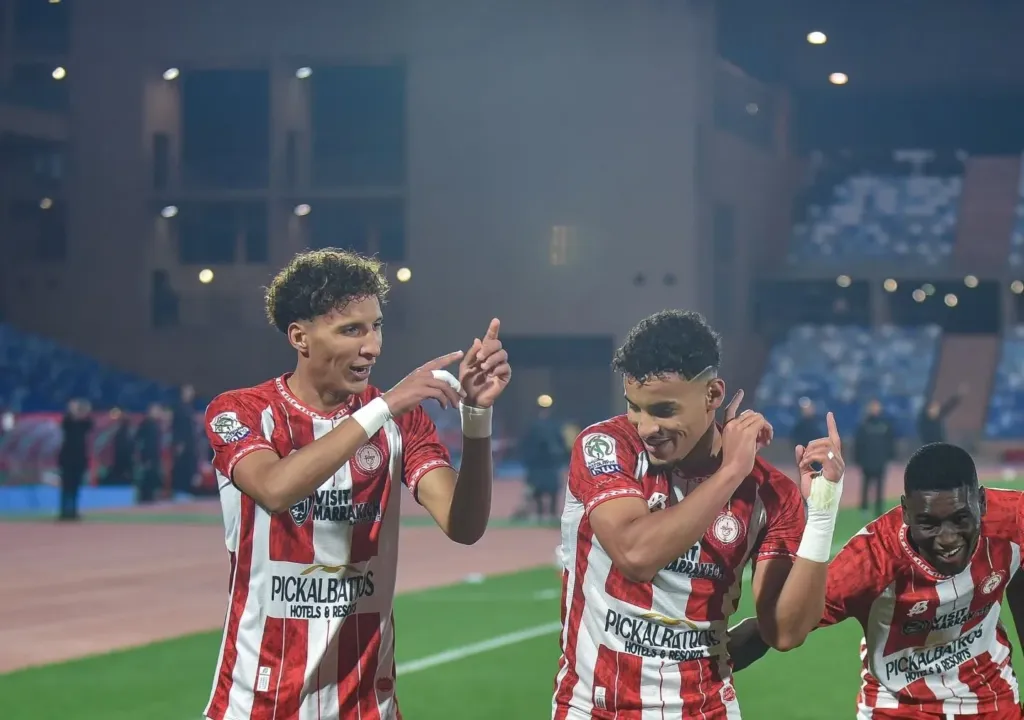 Alt= les joueurs du Kawkab de Marrakech célébrant leur victoire face au Hassania d'Agadir.