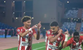 Alt= les joueurs du Kawkab de Marrakech célébrant leur victoire face au Hassania d'Agadir.