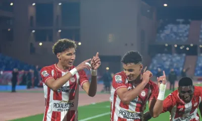 Alt= les joueurs du Kawkab de Marrakech célébrant leur victoire face au Hassania d'Agadir.