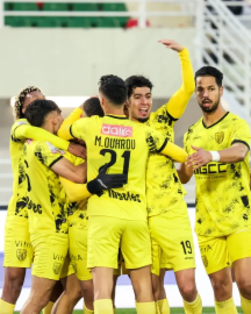 Alt= les joueurs du Maghreb de Fès célébrant l'une de leur  victoire en Botola Pro. 