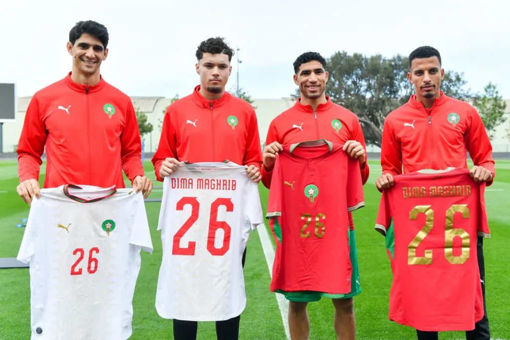 Alt= Joueurs des Lions de l’Atlas présentant le nouveau maillot Maroc 2026 domicile et extérieur signé PUMA.