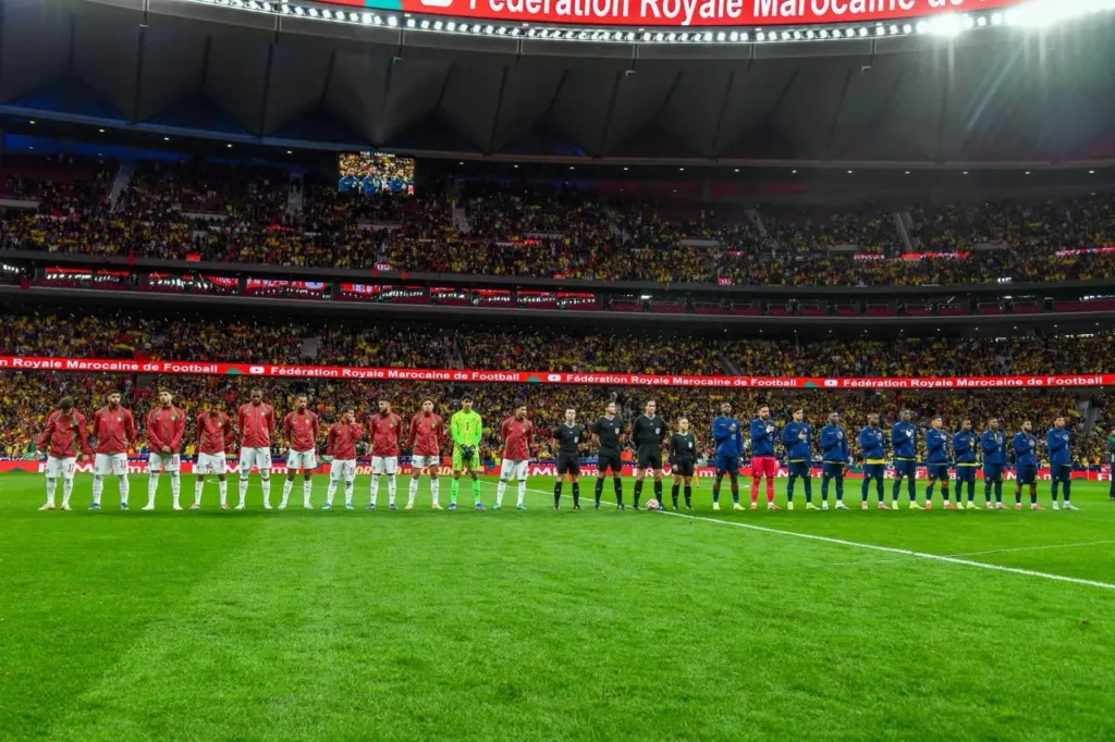 Alt= Lions de l'Atlas chantant l'Hymne national avant le coup d'envoie de Maroc-Equateur. 