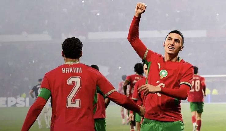 Alt= Bilal El Khannouss célébrant son but face au Paraguay avec son capitaine Achraf Hakimi passeur décisif.