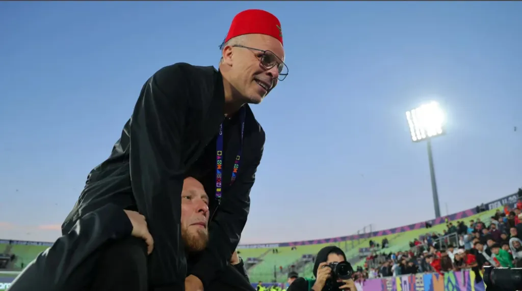 Alt= Mohamed Ouahbi porté sur les épaules après le sacre du Maroc en Coupe du monde U20.
