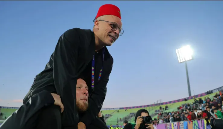 Alt= Mohamed Ouahbi porté sur les épaules après le sacre du Maroc en Coupe du monde U20.